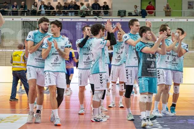 1.Volleyball Bundesliga -Saison 2025 2026 Cerebricks Volley Goats Mitteldeutschland vs.SWD Powervolleys Düren Halle, Deutschland 20. Dezember 2025: Im Bild:Die Mannschaft von Dueren jubelt ueber ihren Sieg gegen die Volley Goats Halle Saale swh.Arena Sachsen-Anhalt Deutschland