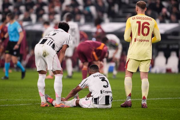 JuventusÕ Bremer injured during the Serie A soccer match between Juventus Fc and Roma the Juventus Stadium in Turin, north west Italy - December 20, 2025. - Soccer  Copyright: xFabioxFerrari LaPressex