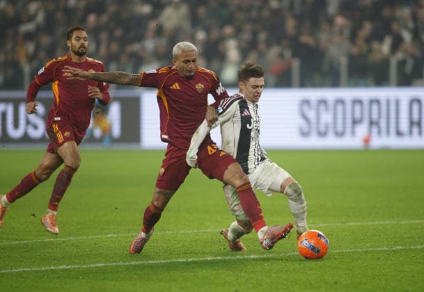 Wesley of AS Roma and Francisco Conceicao of Juventus FC during the Italian Serie A, 2025 26 season, football match between Juventus FC and AS Roma on20 December 2025, at Allianz stadium, Turin, Italy. Photo Nderim KACELI  Copyright: xNderimxKaceli IPAxSportx xipa-agency.netx xx IPA_69360891 IPA_Agency_IPA69360891