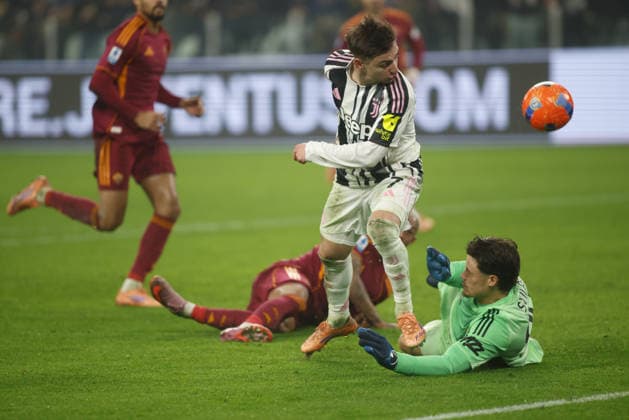 Francisco Conceicao of Juventus FC and Mile Svilar of AS Roma during the Italian Serie A, 2025 26 season, football match between Juventus FC and AS Roma on20 December 2025, at Allianz stadium, Turin, Italy. Photo Nderim KACELI  Copyright: xNderimxKaceli IPAxSportx xipa-agency.netx xx IPA_69360970 IPA_Agency_IPA69360970