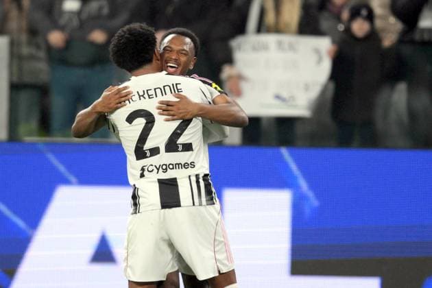 Foto IPP Roberto Ramaccia Torino 20 12 2025 Campionato di Calcio Serie A 2025 2026 Juventus vs Roma Nella foto Lois Openda of FC Juventus esulta abbracciato da Weston James Earl McKennie dopo il suo gol del momentaneo 2 a 0 per la Juventus Italy Photo Press - World Copyright Torino italy Italia ITALY  Copyright: xR4924_italyphotopressx