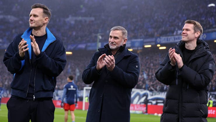 Bundesliga 15. Spieltag Hamburger SV - Eintracht Frankfurt im Volksparkstadion 20.12.2025 Hamburger SV - Eintracht Frankfurt v.l.: Direktor Profifussball Claus Costa (Hamburger SV), Vorstand Stefan Kuntz (Hamburger SV), Vorstand Finanzen Dr. Eric Huwer (Hamburger SV) DFL REGULATIONS PROHIBIT ANY USE OF PHOTOGRAPHS AS IMAGE SEQUENCES AND OR QUASI-VIDEO