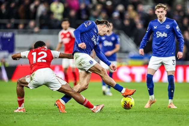 Premier League Everton v Arsenal Jack Grealish of Everton is fouled by Jurrien Timber of Arsenal during the Premier League match Everton vs Arsenal at Hill Dickinson Stadium, Liverpool, United Kingdom, 20th December 2025 (Photo by Alfie Cosgrove News Images) Liverpool Hill Dickinson Stadium Merseyside United Kingdom Copyright: xAlfiexCosgrove NewsxImagesx