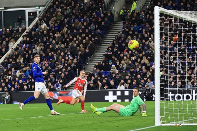 20th December 2025; Hill Dickinson Stadium, Liverpool, England; Premier League Football, Everton versus Arsenal; Leandro Trossard of Arsenal sees his effort hit the post  DavidxBlunsden