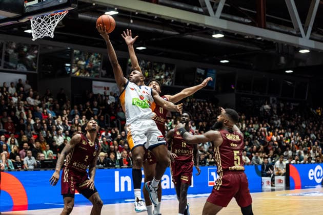 GER, easy-Credit Basketball-Bundesliga, Niners Chemnitz - Rostock Seawolves. 20.12.2025, Messe, Chemnitz, GER, easy-Credit Basketball-Bundesliga, Niners Chemnitz - Rostock Seawolves. DeAndre Lansdowne (Rostock Seawolves 9) Foto Alexander Trienitz Chemnitz Messe Sachsen Deutschland