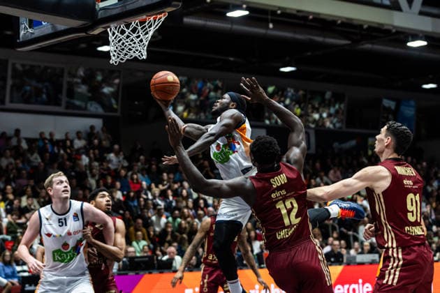 GER, easy-Credit Basketball-Bundesliga, Niners Chemnitz - Rostock Seawolves. 20.12.2025, Messe, Chemnitz, GER, easy-Credit Basketball-Bundesliga, Niners Chemnitz - Rostock Seawolves. TJ Crockett Jr. (Rostock Seawolves 0), Amadou Sow (Niners Chemnitz, 12) Foto Alexander Trienitz Chemnitz Messe Sachsen Deutschland