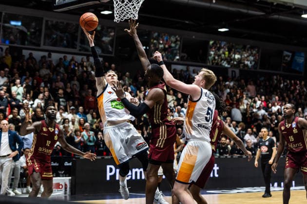 GER, easy-Credit Basketball-Bundesliga, Niners Chemnitz - Rostock Seawolves. 20.12.2025, Messe, Chemnitz, GER, easy-Credit Basketball-Bundesliga, Niners Chemnitz - Rostock Seawolves. Lukasz Kolenda (Rostock Seawolves 10), John Edward Newman III (Niners Chemnitz, 9) Foto Alexander Trienitz Chemnitz Messe Sachsen Deutschland