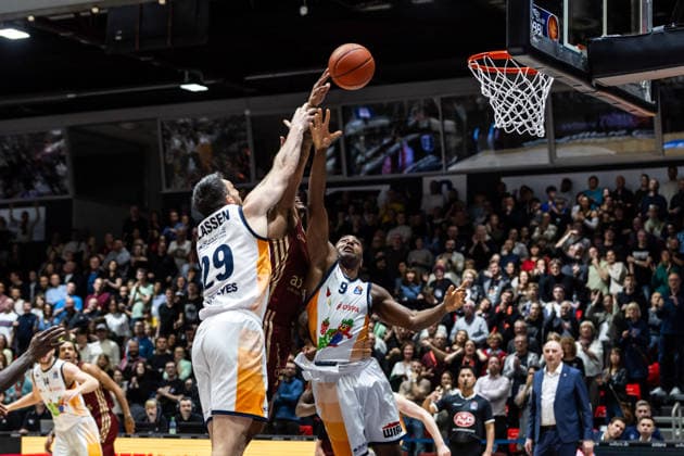 GER, easy-Credit Basketball-Bundesliga, Niners Chemnitz - Rostock Seawolves. 20.12.2025, Messe, Chemnitz, GER, easy-Credit Basketball-Bundesliga, Niners Chemnitz - Rostock Seawolves. Owen Klassen (Rostock Seawolves 29), DeAndre Lansdowne (Rostock Seawolves 9) Foto Alexander Trienitz Chemnitz Messe Sachsen Deutschland