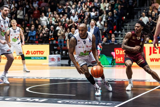 GER, easy-Credit Basketball-Bundesliga, Niners Chemnitz - Rostock Seawolves. 20.12.2025, Messe, Chemnitz, GER, easy-Credit Basketball-Bundesliga, Niners Chemnitz - Rostock Seawolves. DeAndre Lansdowne (Rostock Seawolves 9) Foto Alexander Trienitz Chemnitz Messe Sachsen Deutschland