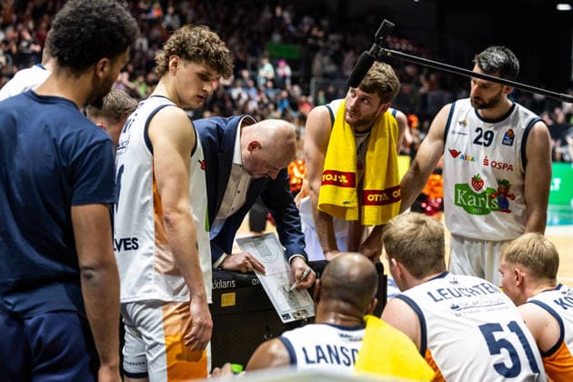 GER, easy-Credit Basketball-Bundesliga, Niners Chemnitz - Rostock Seawolves. 20.12.2025, Messe, Chemnitz, GER, easy-Credit Basketball-Bundesliga, Niners Chemnitz - Rostock Seawolves. Przemyslaw Frasunkiewicz (Head-Coach), Rostock Seawolves spricht mit seinen Spielern Foto Alexander Trienitz Chemnitz Messe Sachsen Deutschland