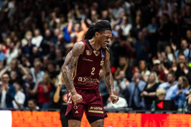GER, easy-Credit Basketball-Bundesliga, Niners Chemnitz - Rostock Seawolves. 20.12.2025, Messe, Chemnitz, GER, easy-Credit Basketball-Bundesliga, Niners Chemnitz - Rostock Seawolves. Nike Sibande (Niners Chemnitz, 2) jubelt Foto Alexander Trienitz Chemnitz Messe Sachsen Deutschland