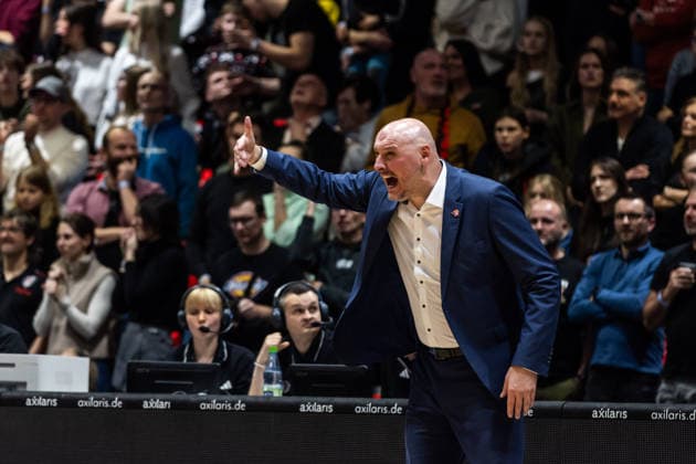 GER, easy-Credit Basketball-Bundesliga, Niners Chemnitz - Rostock Seawolves. 20.12.2025, Messe, Chemnitz, GER, easy-Credit Basketball-Bundesliga, Niners Chemnitz - Rostock Seawolves. Przemyslaw Frasunkiewicz (Head-Coach), Rostock Seawolves Foto Alexander Trienitz Chemnitz Messe Sachsen Deutschland