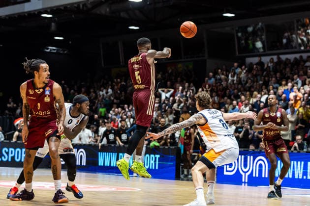 GER, easy-Credit Basketball-Bundesliga, Niners Chemnitz - Rostock Seawolves. 20.12.2025, Messe, Chemnitz, GER, easy-Credit Basketball-Bundesliga, Niners Chemnitz - Rostock Seawolves. Corey Davis Jr. (Niners Chemnitz, 5) Foto Alexander Trienitz Chemnitz Messe Sachsen Deutschland