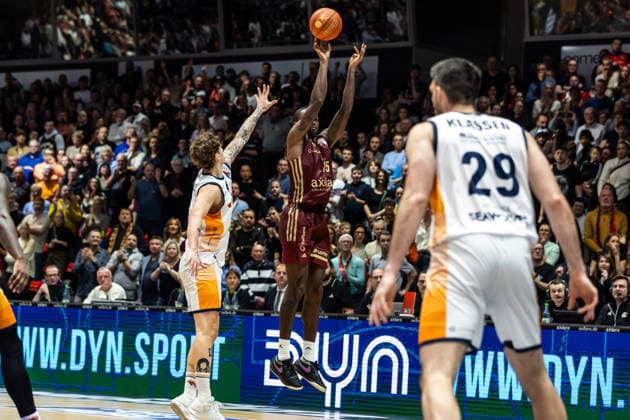 GER, easy-Credit Basketball-Bundesliga, Niners Chemnitz - Rostock Seawolves. 20.12.2025, Messe, Chemnitz, GER, easy-Credit Basketball-Bundesliga, Niners Chemnitz - Rostock Seawolves. Ty Brewer (Niners Chemnitz, 15) Foto Alexander Trienitz Chemnitz Messe Sachsen Deutschland