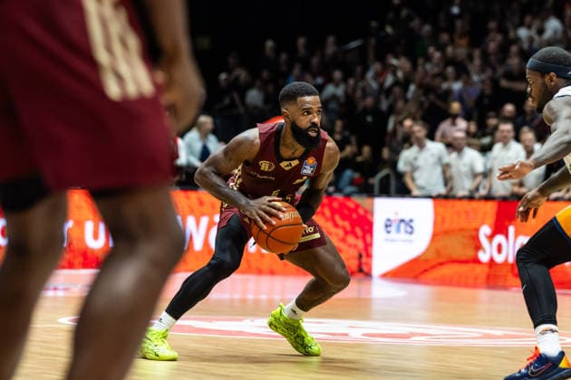 GER, easy-Credit Basketball-Bundesliga, Niners Chemnitz - Rostock Seawolves. 20.12.2025, Messe, Chemnitz, GER, easy-Credit Basketball-Bundesliga, Niners Chemnitz - Rostock Seawolves. Corey Davis Jr. (Niners Chemnitz, 5) Foto Alexander Trienitz Chemnitz Messe Sachsen Deutschland