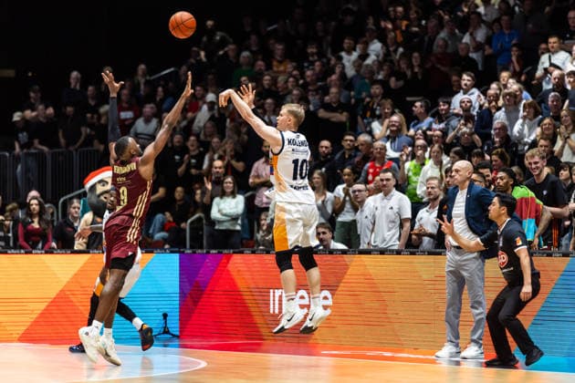 GER, easy-Credit Basketball-Bundesliga, Niners Chemnitz - Rostock Seawolves. 20.12.2025, Messe, Chemnitz, GER, easy-Credit Basketball-Bundesliga, Niners Chemnitz - Rostock Seawolves. Lukasz Kolenda (Rostock Seawolves 10), John Edward Newman III (Niners Chemnitz, 9) Foto Alexander Trienitz Chemnitz Messe Sachsen Deutschland