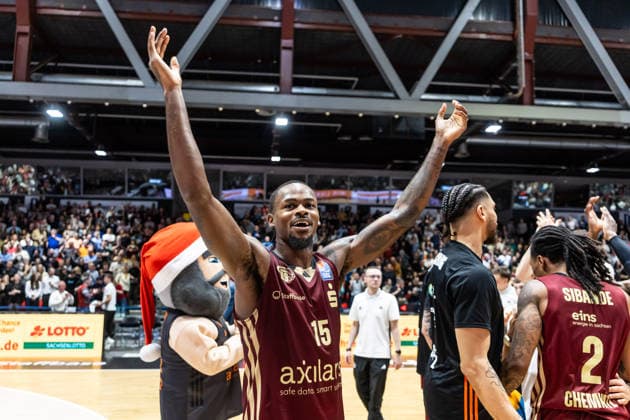 GER, easy-Credit Basketball-Bundesliga, Niners Chemnitz - Rostock Seawolves. 20.12.2025, Messe, Chemnitz, GER, easy-Credit Basketball-Bundesliga, Niners Chemnitz - Rostock Seawolves. Ty Brewer (Niners Chemnitz, 15) jubelt Foto Alexander Trienitz Chemnitz Messe Sachsen Deutschland