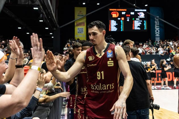 GER, easy-Credit Basketball-Bundesliga, Niners Chemnitz - Rostock Seawolves. 20.12.2025, Messe, Chemnitz, GER, easy-Credit Basketball-Bundesliga, Niners Chemnitz - Rostock Seawolves. Yordan Minchev (Niners Chemnitz, 91) bedankt sich bei den Fans Foto Alexander Trienitz Chemnitz Messe Sachsen Deutschland