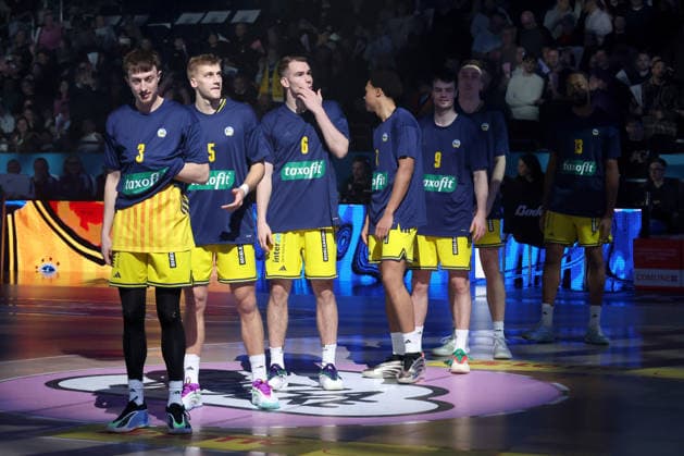 DEU, easyCredit BBL, ALBA vs. ratiopharm Ulm, 20.12.2025, Uber-Arena, Berlin, DEU, easyCredit BBL, ALBA vs. ratiopharm Ulm, im Bild ALBA-Spielerkreis, Alex OÕConnell (ALBA Berlin 3) Sam Griesel (ALBA Berlin 5), MALTE DELOW (ALBA Berlin 6), Jack Kayil( ALBA Berlin 7), JONAS MATTISSECK (ALBA Berlin 9)