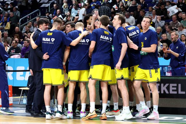 DEU, easyCredit BBL, ALBA vs. ratiopharm Ulm, 20.12.2025, Uber-Arena, Berlin, DEU, easyCredit BBL, ALBA vs. ratiopharm Ulm, im Bild CHEFTRAINER Pedro Calles (ALBA Berlin), Assistentstrainer Sebastian Trzcionka (ALBA Berlin) , ALBA-Spielerkreis