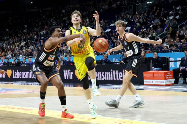 DEU, easyCredit BBL, ALBA vs. ratiopharm Ulm, 20.12.2025, Uber-Arena, Berlin, DEU, easyCredit BBL, ALBA vs. ratiopharm Ulm, im Bild Bennet Hundt (ALBA Berlin 33), Justin Simon (ratiopharm Ulm 15), Tobias Jensen (ratiopharm Ulm 7)