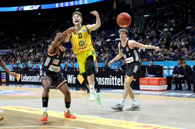 DEU, easyCredit BBL, ALBA vs. ratiopharm Ulm, 20.12.2025, Uber-Arena, Berlin, DEU, easyCredit BBL, ALBA vs. ratiopharm Ulm, im Bild Bennet Hundt (ALBA Berlin 33), Justin Simon (ratiopharm Ulm 15), Tobias Jensen (ratiopharm Ulm 7)