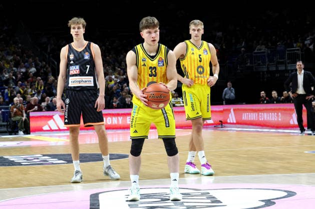 DEU, easyCredit BBL, ALBA vs. ratiopharm Ulm, 20.12.2025, Uber-Arena, Berlin, DEU, easyCredit BBL, ALBA vs. ratiopharm Ulm, im Bild Freiwurf von Bennet Hundt (ALBA Berlin 33), Sam Griesel (ALBA Berlin 5), Tobias Jensen (ratiopharm Ulm 7)