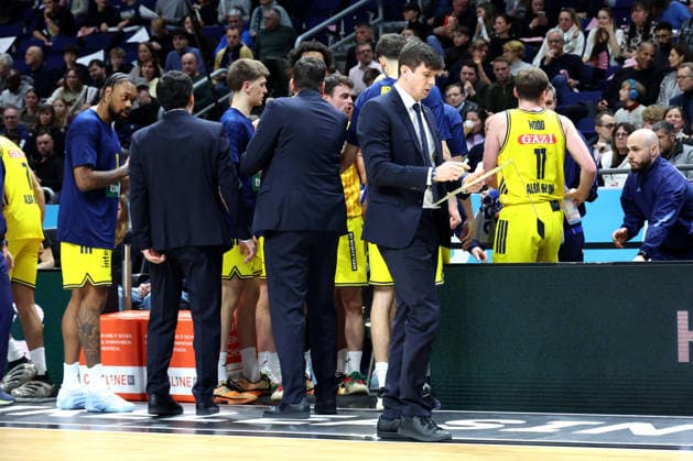 DEU, easyCredit BBL, ALBA vs. ratiopharm Ulm, 20.12.2025, Uber-Arena, Berlin, DEU, easyCredit BBL, ALBA vs. ratiopharm Ulm, im Bild CHEFTRAINER Pedro Calles (ALBA Berlin), ALBA-Spielerkreis