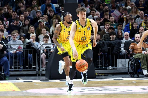 DEU, easyCredit BBL, ALBA vs. ratiopharm Ulm, 20.12.2025, Uber-Arena, Berlin, DEU, easyCredit BBL, ALBA vs. ratiopharm Ulm, im Bild Alex OÕConnell (ALBA Berlin 3), J Wan Roberts (ALBA Berlin 13)