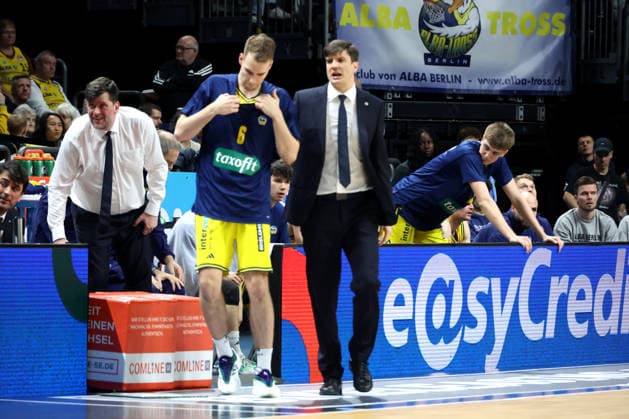 DEU, easyCredit BBL, ALBA vs. ratiopharm Ulm, 20.12.2025, Uber-Arena, Berlin, DEU, easyCredit BBL, ALBA vs. ratiopharm Ulm, im Bild CHEFTRAINER Pedro Calles (ALBA Berlin), Co-Trainer Vladimir Bogojevic (ALBA Berlin), MALTE DELOW (ALBA Berlin 6), ALBA-Spielerbank