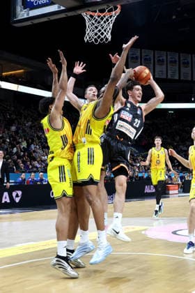 DEU, easyCredit BBL, ALBA vs. ratiopharm Ulm, 20.12.2025, Uber-Arena, Berlin, DEU, easyCredit BBL, ALBA vs. ratiopharm Ulm, im Bild Jack Kayil( ALBA Berlin 7), J Wan Roberts (ALBA Berlin 13), Justin Bean (ALBA Berlin 34), Diego Garavaglia (ratiopharm Ulm 23)