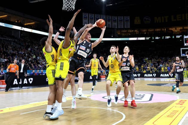 DEU, easyCredit BBL, ALBA vs. ratiopharm Ulm, 20.12.2025, Uber-Arena, Berlin, DEU, easyCredit BBL, ALBA vs. ratiopharm Ulm, im Bild Jack Kayil( ALBA Berlin 7), J Wan Roberts (ALBA Berlin 13), Justin Bean (ALBA Berlin 34), MALTE DELOW (ALBA Berlin 6), Diego Garavaglia (ratiopharm Ulm 23), Christian Sengfelder (ratiopharm Ulm 43)