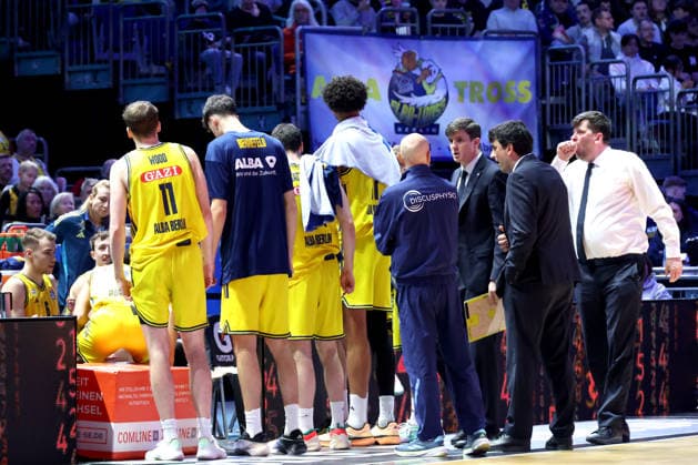 DEU, easyCredit BBL, ALBA vs. ratiopharm Ulm, 20.12.2025, Uber-Arena, Berlin, DEU, easyCredit BBL, ALBA vs. ratiopharm Ulm, im Bild ALBA-Spielerkreis, CHEFTRAINER Pedro Calles (ALBA Berlin), Co-Trainer Vladimir Bogojevic (ALBA Berlin), Assistentstrainer Sebastian Trzcionka (ALBA Berlin)