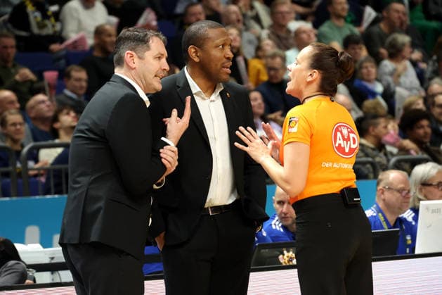 DEU, easyCredit BBL, ALBA vs. ratiopharm Ulm, 20.12.2025, Uber-Arena, Berlin, DEU, easyCredit BBL, ALBA vs. ratiopharm Ulm, im Bild Headcoach Ty Harrelson (ratiopharm Ulm), Schiedsrichterin