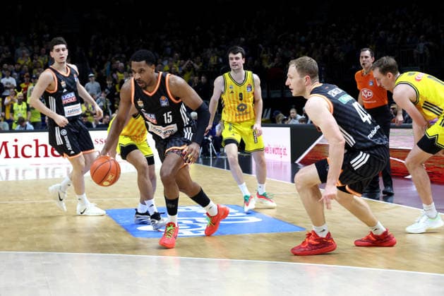 DEU, easyCredit BBL, ALBA vs. ratiopharm Ulm, 20.12.2025, Uber-Arena, Berlin, DEU, easyCredit BBL, ALBA vs. ratiopharm Ulm, im Bild Jack Kayil( ALBA Berlin 7), JONAS MATTISSECK (ALBA Berlin 9), Justin Simon (ratiopharm Ulm 15), Christian Sengfelder (ratiopharm Ulm 43)