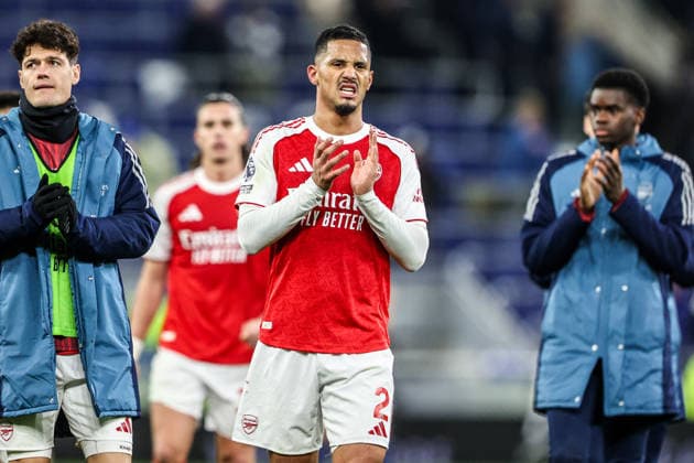 Premier League Everton v Arsenal William Saliba of Arsenal applauds the fans after the game during the Premier League match Everton vs Arsenal at Hill Dickinson Stadium, Liverpool, United Kingdom, 20th December 2025 (Photo by Alfie Cosgrove News Images) Liverpool Hill Dickinson Stadium Merseyside United Kingdom Copyright: xAlfiexCosgrove NewsxImagesx