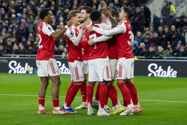 Everton v Arsenal - Premier League Viktor Gyokeres 14 of Arsenal F.C. celebrates his goal with teammates during the Premier League match between Everton and Arsenal at Hill Dickinson Stadium in Liverpool, England, on December 20, 2025. Liverpool Merseyside United Kingdom  Copyright: xMIxNewsx originalFilename:fletcher-evertonv251220_npGGR.jpg