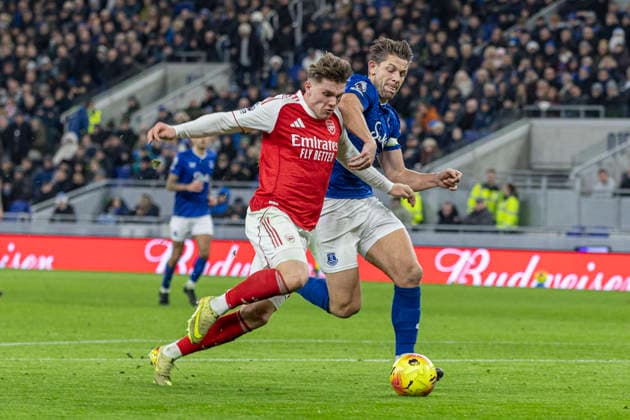 Everton v Arsenal - Premier League Viktor Gyokeres 14 of Arsenal F.C. is challenged by Everton FC 6 James Tarkowski during the Premier League match between Everton and Arsenal at Hill Dickinson Stadium in Liverpool, England, on December 20, 2025. Liverpool Merseyside United Kingdom  Copyright: xMIxNewsx originalFilename:fletcher-evertonv251220_npKPS.jpg
