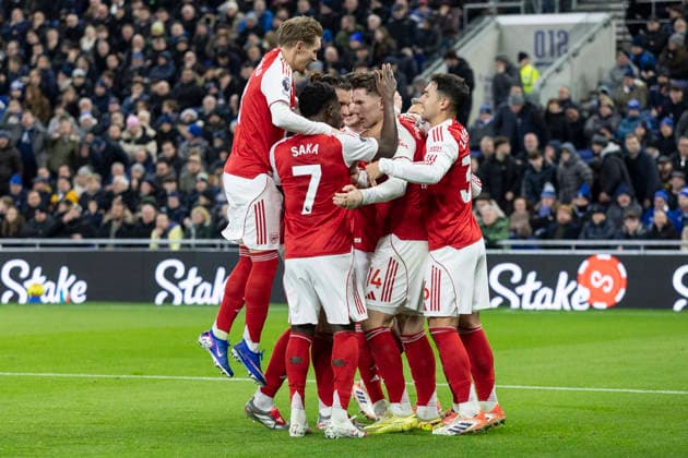 Everton v Arsenal - Premier League Viktor Gyokeres 14 of Arsenal F.C. celebrates his goal with teammates during the Premier League match between Everton and Arsenal at Hill Dickinson Stadium in Liverpool, England, on December 20, 2025. Liverpool Merseyside United Kingdom  Copyright: xMIxNewsx originalFilename:fletcher-evertonv251220_np72X.jpg