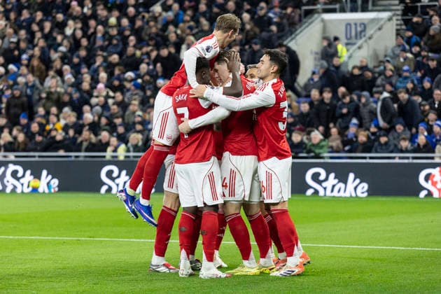 Everton v Arsenal - Premier League Viktor Gyokeres 14 of Arsenal F.C. celebrates his goal with teammates during the Premier League match between Everton and Arsenal at Hill Dickinson Stadium in Liverpool, England, on December 20, 2025. Liverpool Merseyside United Kingdom  Copyright: xMIxNewsx originalFilename:fletcher-evertonv251220_nps5J.jpg