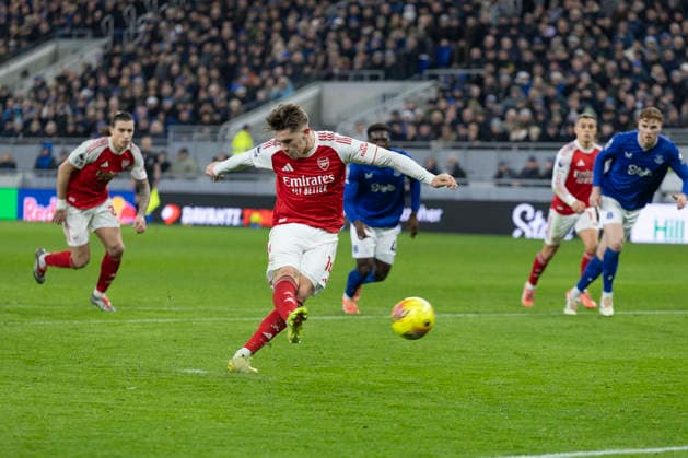 Everton v Arsenal - Premier League Viktor Gyokeres 14 of Arsenal F.C. scores from the penalty spot during the Premier League match between Everton and Arsenal at Hill Dickinson Stadium in Liverpool, England, on December 20, 2025. Liverpool Merseyside United Kingdom  Copyright: xMIxNewsx originalFilename:fletcher-evertonv251220_npTpY.jpg