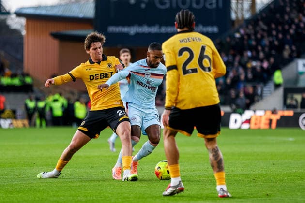 Wolverhampton Wanderers v Brentford - Premier League Wolverhampton Wanderers 28 Fer Lopez challenges Brentford FC 3 Rico Henry for the ball during the Premier League match between Wolverhampton Wanderers and Brentford at Molineux in Wolverhampton, England, on December 20, 2025. Wolverhampton West Midlands United Kingdom  Copyright: xMIxNewsx originalFilename:fletcher-wolverha251220_npHNS.jpg