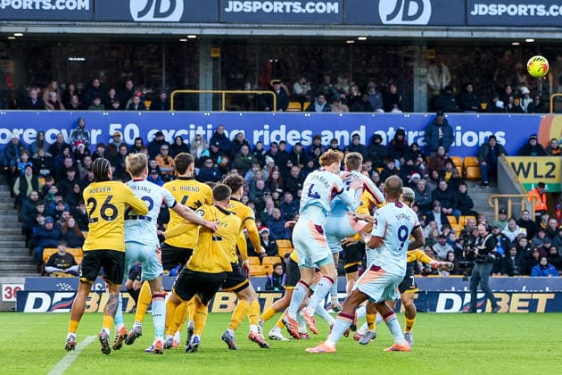 Wolverhampton Wanderers v Brentford - Premier League Wolverhampton Wanderers players defend as Brentford FC press the actions in the area during the Premier League match between Wolverhampton Wanderers and Brentford at Molineux in Wolverhampton, England, on December 20, 2025. Wolverhampton West Midlands United Kingdom  Copyright: xMIxNewsx originalFilename:fletcher-wolverha251220_npjZv.jpg