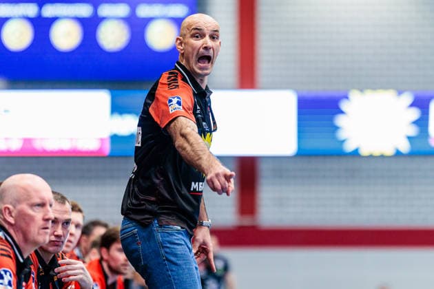Davor Dominikovic (TuS N-Luebbecke, Trainer) aergert sich regt sich auf GER, TuS N-Luebbecke vs. HSG Krefeld Niederrhein, Handball, 2. Bundesliga, 16. Spieltag, Spielzeit 2025 2026, 20.12.2025 GER, TuS N-Luebbecke vs. HSG Krefeld Niederrhein, Handball, 2. Bundesliga, 16. Spieltag, Spielzeit 2025 2026, 20.12.2025 Luebbecke Copyright: xEibner-Pressefoto JanxRollingerx EP_JSK