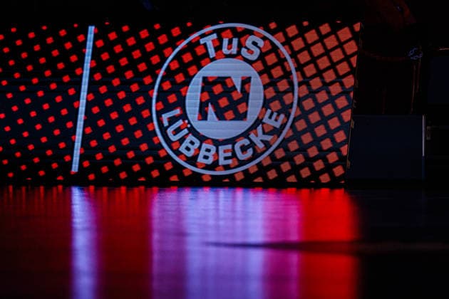 Logo des TuS N-Luebbecke auf der LED-Bande GER, TuS N-Luebbecke vs. HSG Krefeld Niederrhein, Handball, 2. Bundesliga, 16. Spieltag, Spielzeit 2025 2026, 20.12.2025 GER, TuS N-Luebbecke vs. HSG Krefeld Niederrhein, Handball, 2. Bundesliga, 16. Spieltag, Spielzeit 2025 2026, 20.12.2025 Luebbecke Copyright: xEibner-Pressefoto JanxRollingerx EP_JSK