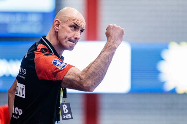 Davor Dominikovic (TuS N-Luebbecke, Trainer) jubelt freut sich GER, TuS N-Luebbecke vs. HSG Krefeld Niederrhein, Handball, 2. Bundesliga, 16. Spieltag, Spielzeit 2025 2026, 20.12.2025 GER, TuS N-Luebbecke vs. HSG Krefeld Niederrhein, Handball, 2. Bundesliga, 16. Spieltag, Spielzeit 2025 2026, 20.12.2025 Luebbecke Copyright: xEibner-Pressefoto JanxRollingerx EP_JSK