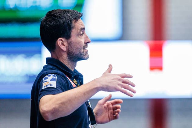Mark Schmetz (HSG Krefeld Niederrhein, Trainer) gestikuliert GER, TuS N-Luebbecke vs. HSG Krefeld Niederrhein, Handball, 2. Bundesliga, 16. Spieltag, Spielzeit 2025 2026, 20.12.2025 GER, TuS N-Luebbecke vs. HSG Krefeld Niederrhein, Handball, 2. Bundesliga, 16. Spieltag, Spielzeit 2025 2026, 20.12.2025 Luebbecke Copyright: xEibner-Pressefoto JanxRollingerx EP_JSK