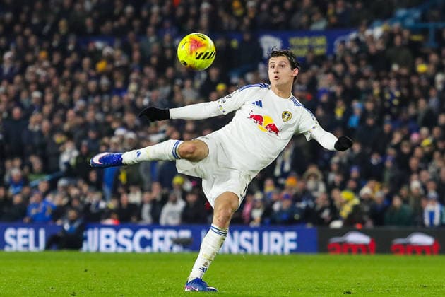 Leeds United v Crystal Palace, Premier League Brenden Aaronson Of Leeds United shoots at goal during the Leeds United v Crystal Palace Premier League match at Elland Road, Leeds, England on 20 December 2025 Credit: Lee Keuneke Every Second Media Editorial use only. All images are copyright Every Second Media Limited. No images may be reproduced without prior permission. All rights reserved. Premier League and Football League images are subject to licensing agreements with Football DataCo Limited. see https: www.football-dataco.com Copyright: xIMAGO EveryxSecondxMediax ESM-1719-0088 LeexKeunekex xEveryxSecondxMediax