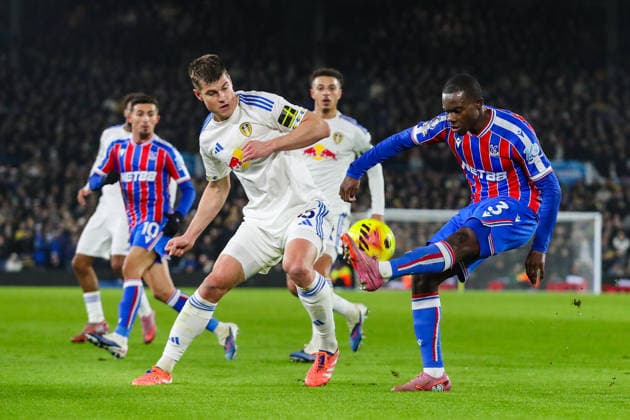 Leeds United v Crystal Palace, Premier League Tyrick Mitchell Of Crystal Palace clears the ball during the Leeds United v Crystal Palace Premier League match at Elland Road, Leeds, England on 20 December 2025 Credit: Lee Keuneke Every Second Media Editorial use only. All images are copyright Every Second Media Limited. No images may be reproduced without prior permission. All rights reserved. Premier League and Football League images are subject to licensing agreements with Football DataCo Limited. see https: www.football-dataco.com Copyright: xIMAGO EveryxSecondxMediax ESM-1719-0095 LeexKeunekex xEveryxSecondxMediax
