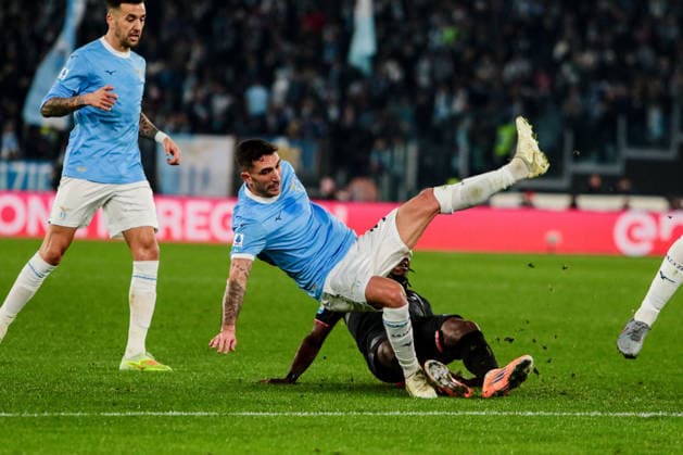 Warren Bondo of US Cremonese and Danilo Cataldi of SS Lazio during SS Lazio vs US Cremonese, Italian soccer Serie A match in Rome, Italy, December 20 2025  Copyright: xRaffaelexConti IPAxSportx xipa-agency.netx xx IPA_69362985 IPA_Agency_IPA69362985